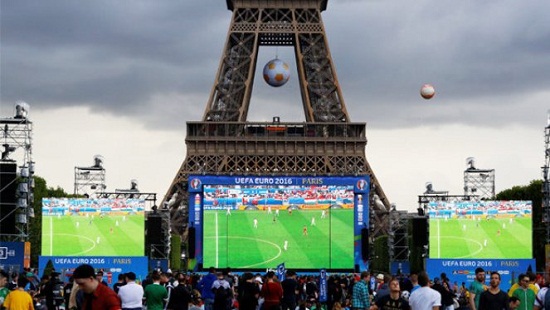 Nổ lớn ở fanzone, gần chân tháp Effel, CĐV được một phen hết hồn