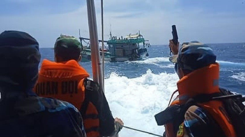 Nổ súng truy bắt tàu cá vận chuyển 3.000 lít dầu không rõ nguồn gốc