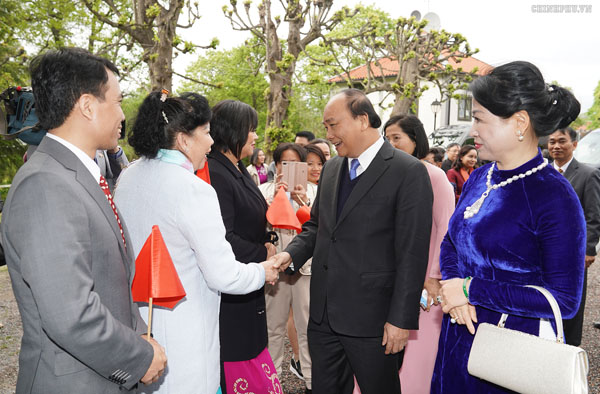 Thủ tướng nói chuyện với bà con kiều bào tại Thụy Điển