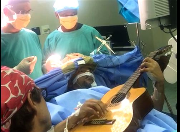 Nghệ sỹ nhạc jazz chơi đàn trong suốt ca phẫu thuật não