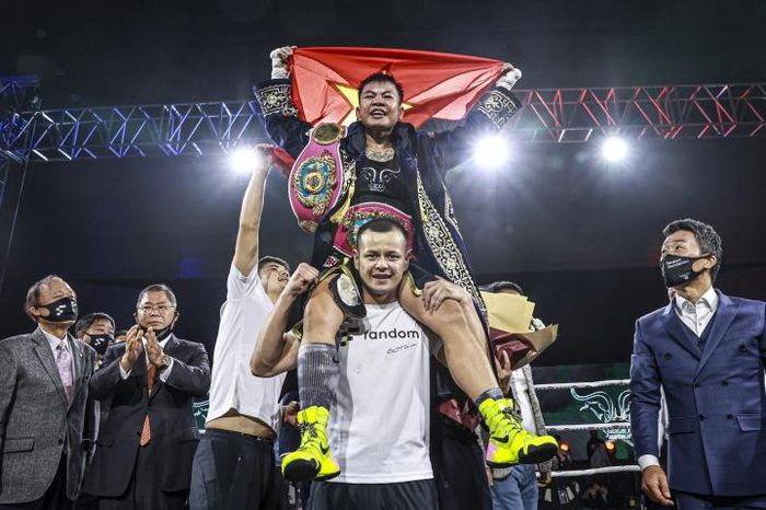 Cô bé bán vé số vô địch boxing thế giới và trận đánh đổi đời