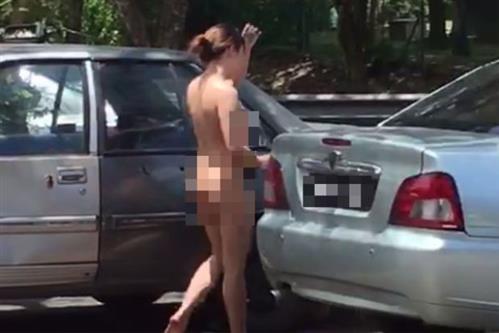 Phụ nữ Việt khỏa thân đi lại giữa phố Malaysia