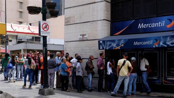 Trước ngày đổi tiền, người Venezuela như 