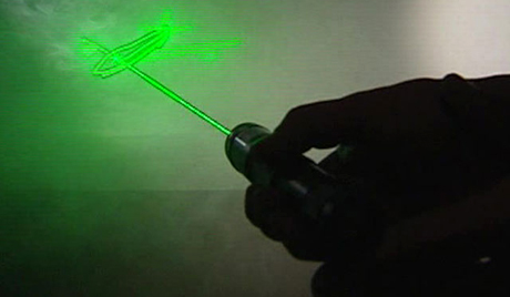 Bọn côn đồ Nga toan dùng tia laser làm quáng mắt phi công trực thăng quân sự