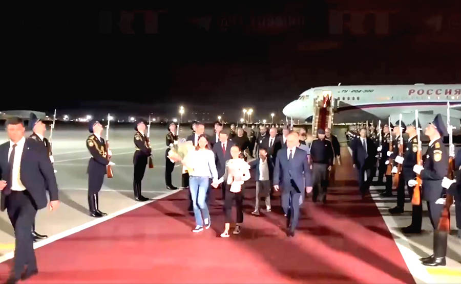 VIDEO: Ông Putin ra sân bay đón nhóm tù nhân được phương Tây thả tự do