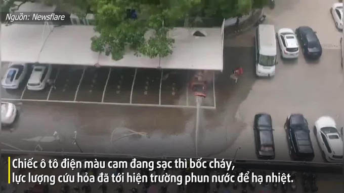 Trung Quốc: Ô tô điện đang sạc bất ngờ phát nổ, vỡ tan tành