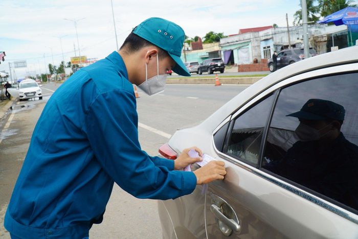 Chủ tịch Bến Tre chỉ đạo bỏ ngay việc niêm phong cửa ô tô khi qua địa bàn