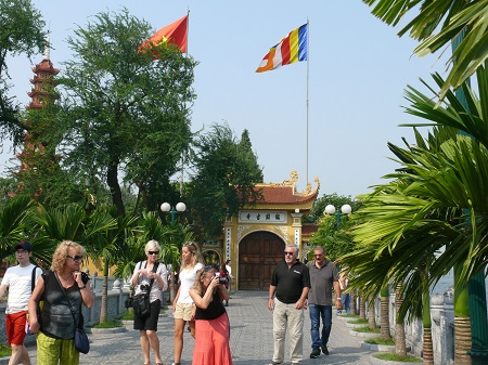 “Cứu” khách Nga là tự cứu mình