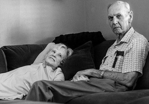 Cặp vợ chồng 62 năm nắm chặt tay nhau tới phút qua đời