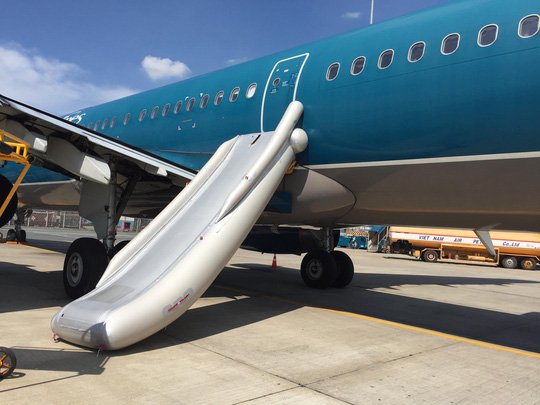 Khách tự mở cửa thoát hiểm, Vietnam Airlines 