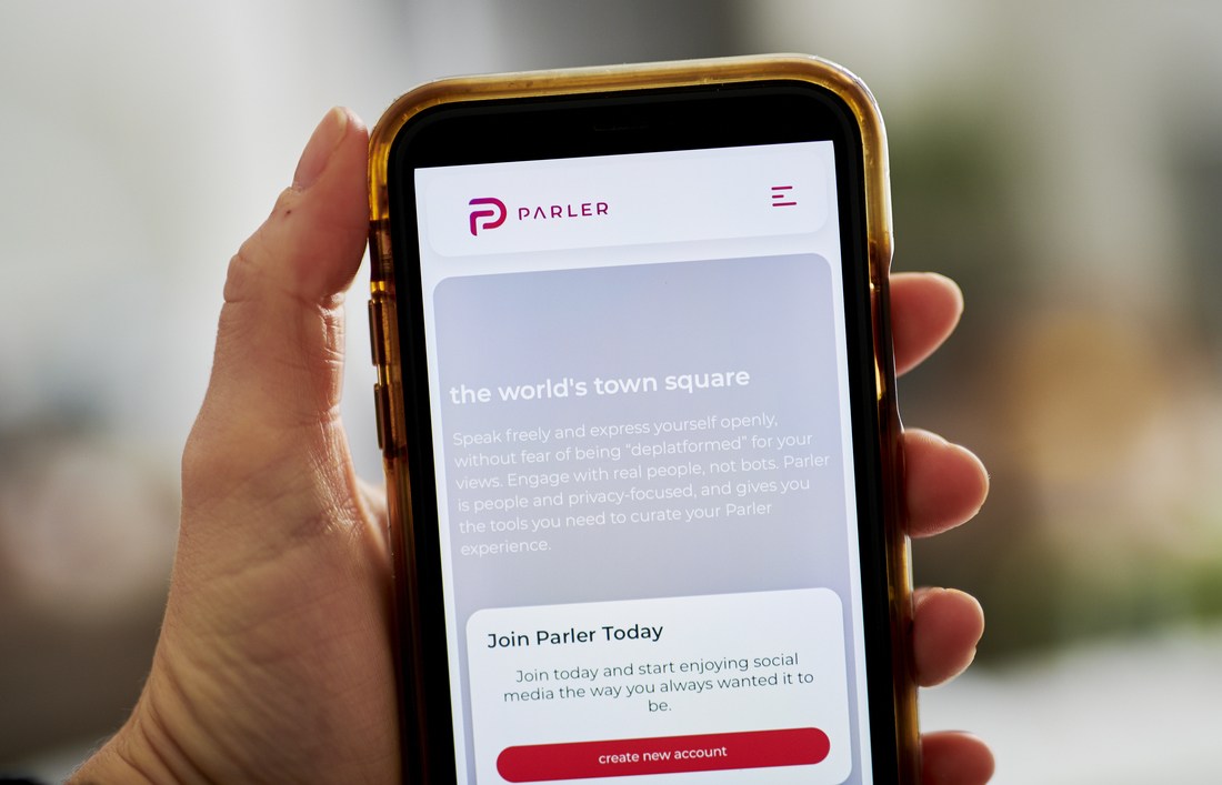 Apple tạm gỡ ứng dụng mạng xã hội Parler khỏi App Store vì ''tự do ngôn luận''