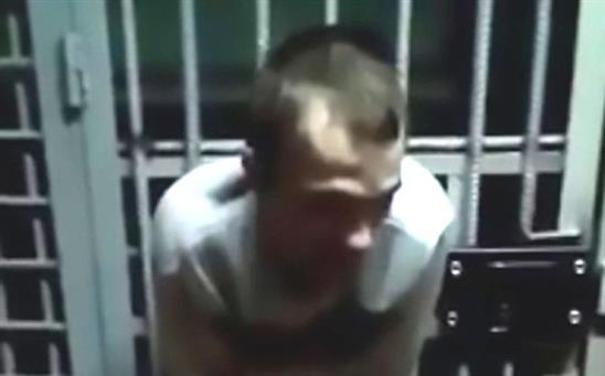 Vượt ngục bất thành, tù nhân gọi cai ngục đến giải cứu