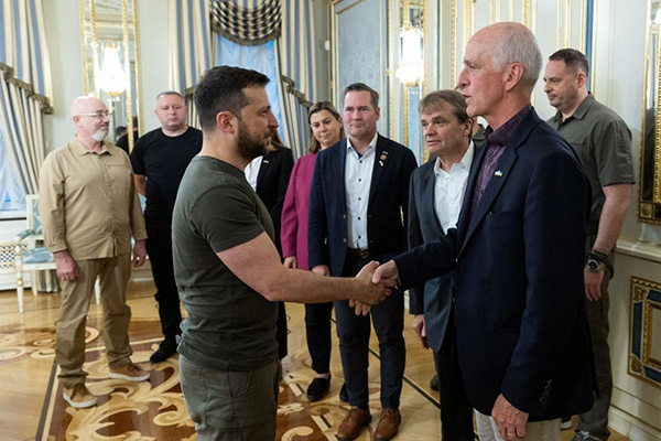 Phái đoàn cấp cao của Mỹ thăm Ukraine, cam kết tiếp tục hỗ trợ an ninh
