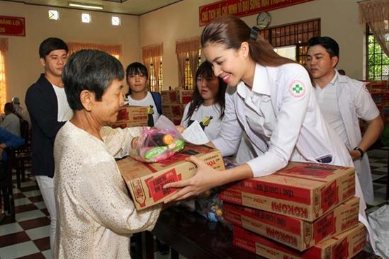 Phạm Hương suốt một năm ngược xuôi làm từ thiện