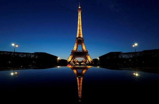 Tháp Eiffel bị tắt điện sớm hơn vì Pháp 'đói' năng lượng