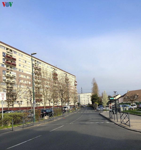 Pháp chính thức bước vào những ngày phong toả để chống Covid-19