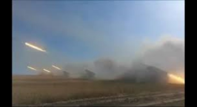 Xuất hiện video pháo binh Nga phóng hàng trăm quả rocket vào các mục tiêu quân sự Ukraine