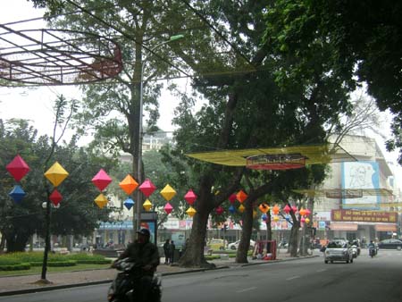 Phố phường Hà Nội rực rỡ đón Tết