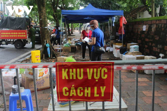 Phong tỏa hơn 300 hộ gồm hàng nghìn người dân vùng biển Hà Tĩnh sau hai ca mắc COVID-19
