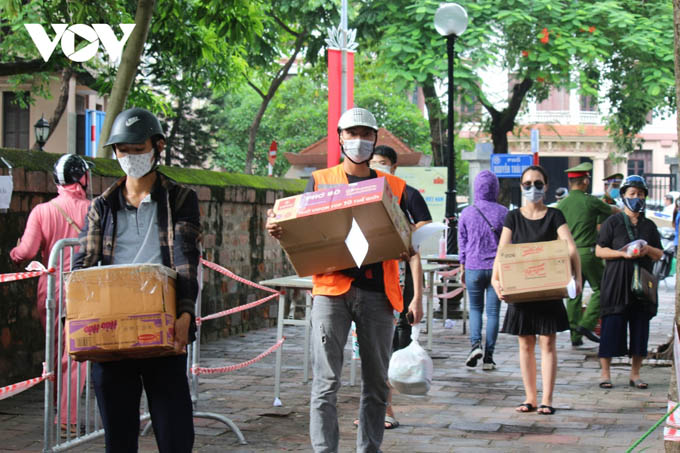 Người dân nườm nượp tiếp tế thực phẩm cho khu phong tỏa phường Văn Miếu