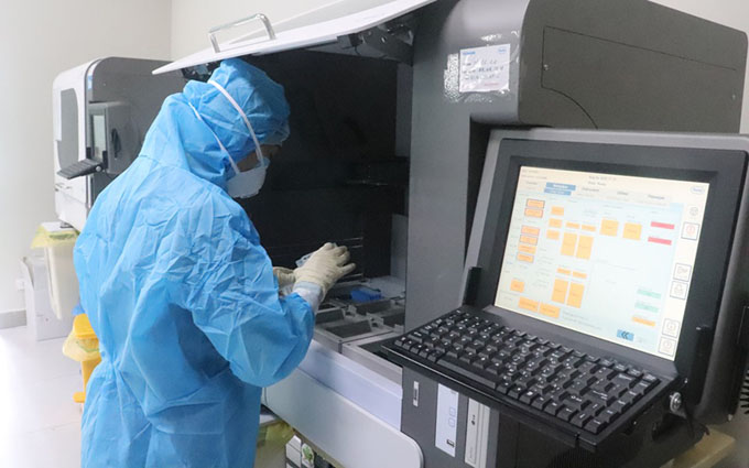 Tiếng hát át tiếng ''máy chạy'' trong phòng xét nghiệm SARS-CoV-2