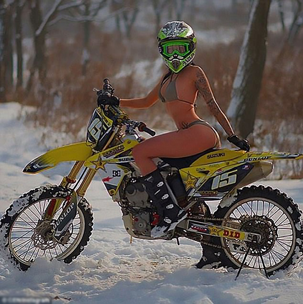 Nữ tài xế môtô gợi cảm người Nga chết vì đâm xe