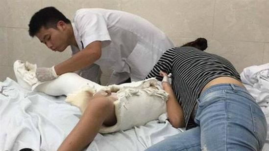 Vụ taxi đâm gãy chân học sinh: Cách chức hiệu trưởng, hiệu phó