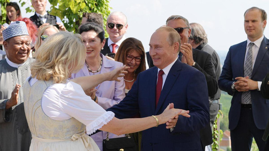 Ông Putin khiêu vũ với cô dâu tại đám cưới Bộ trưởng Ngoại giao Áo