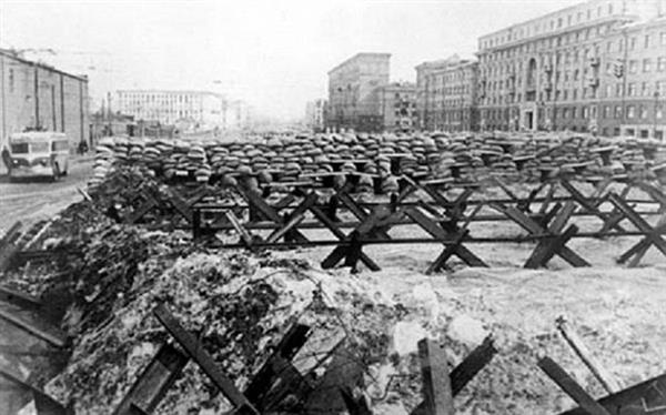 Kế hoạch bắt sống Stalin và cuộc duyệt binh huyền thoại