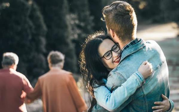 7 lợi ích sức khỏe mà những cái ôm mang lại