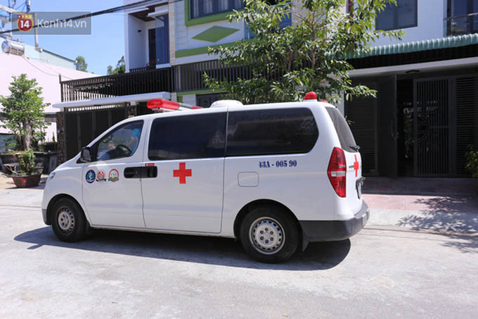 Phun thuốc khử khuẩn, đưa con rể cùng cháu ngoại 14 tháng tuổi của bệnh nhân nghi nhiễm Covid-19 đi cách ly