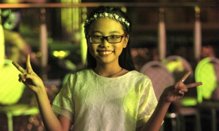 Phương Mỹ Chi nhí nhảnh đi chấm thi sao Việt