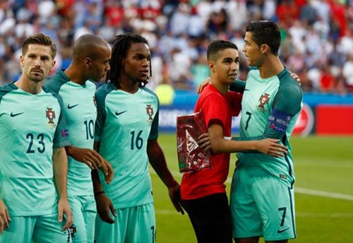 Cậu bé nhặt bóng bất chấp tất cả để 