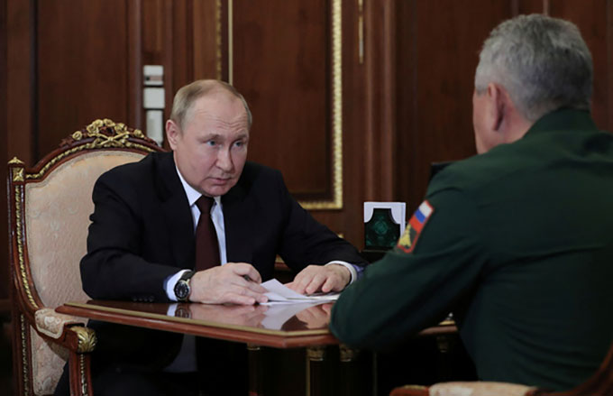 Tổng thống Putin ra lệnh tiếp tục tấn công sau khi kiểm soát toàn bộ Lugansk