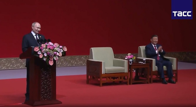 Gặp ''sự cố bất ngờ'' tại Trung Quốc, ông Putin nói gì mà ''cơn mưa'' pháo tay lan khắp khán phòng?