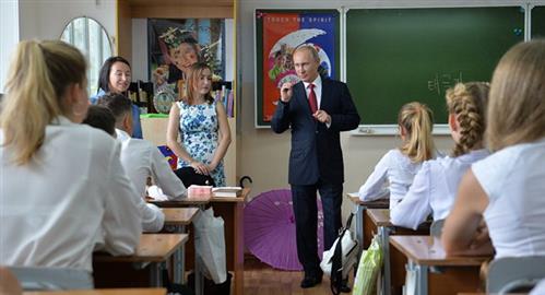 Ông Putin nói với học sinh: 'Làm lãnh đạo thì không được vênh mặt'