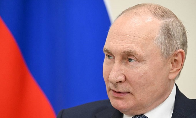 Nữ sinh nhận món quà đặc biệt từ Tổng thống Nga Putin