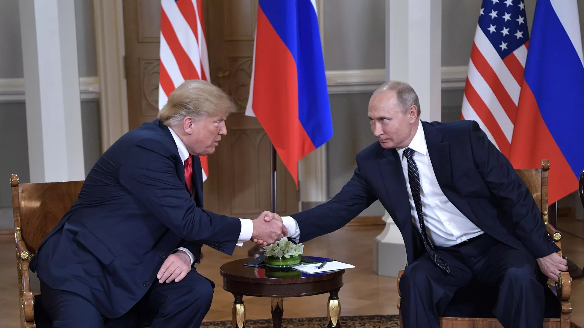 Báo chí tiết lộ về cuộc đối đáp bất ngờ của Trump-Putin