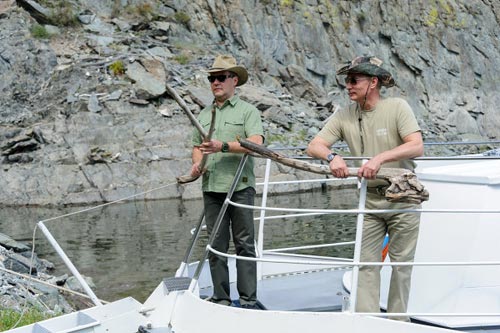 Tin ảnh: Putin đi nghỉ hè cùng Medvedev