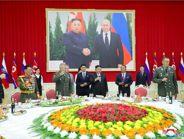 Chân dung khổng lồ của Tổng thống Nga Putin được treo trang trọng ở Triều Tiên