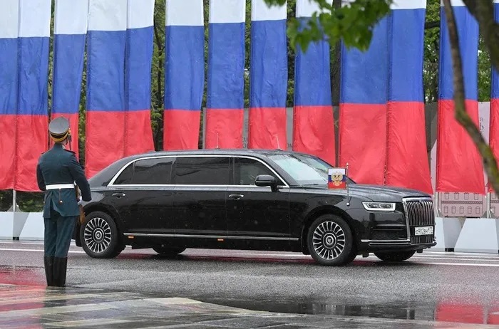 Cận cảnh chiếc limousine bọc thép thường được Tổng thống Putin mang theo khi công du nước ngoài
