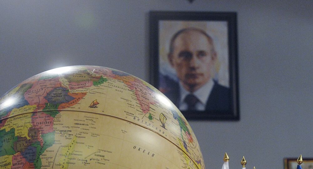 Thị trưởng thành phố ở Argentina đi tiêm chủng cùng với chân dung Putin trên tay