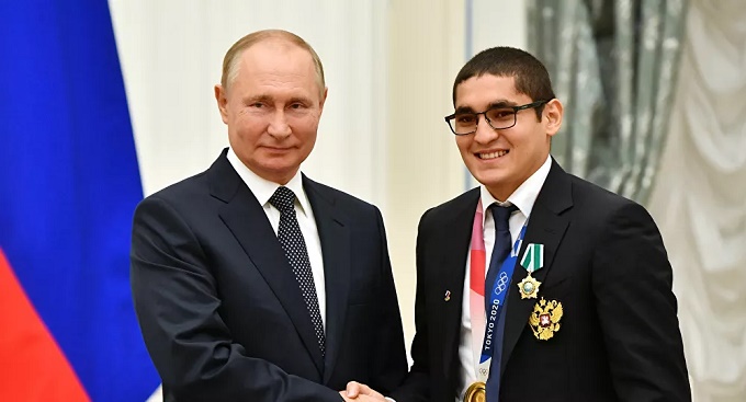 Nhà vô địch Olympic Tokyo mời Tổng thống Putin tham gia tập luyện quyền Anh chung