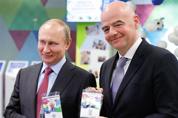 Tổng thống Putin và Chủ tịch FIFA nhận 
