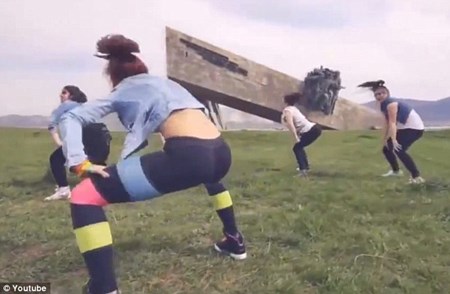 Nga: Thiếu nữ vào tù vì nhảy sexy trước tượng đài chiến sĩ