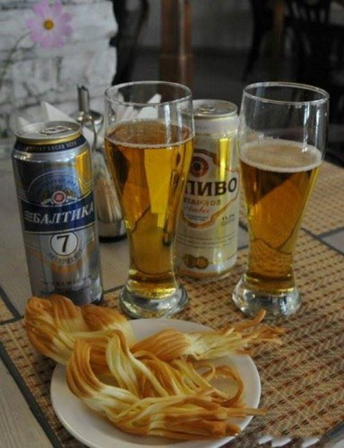 Cận cảnh quy trình làm phô mai dây hun khói của Nga