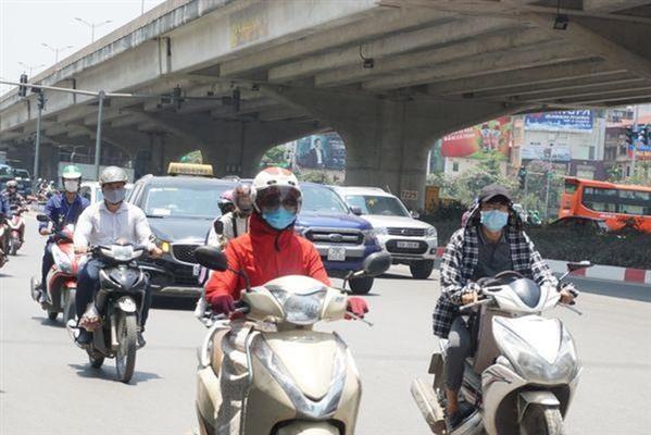 Hà Nội nắng như chảo lửa, nhiệt độ ngoài trời có lúc gần 60 độ C