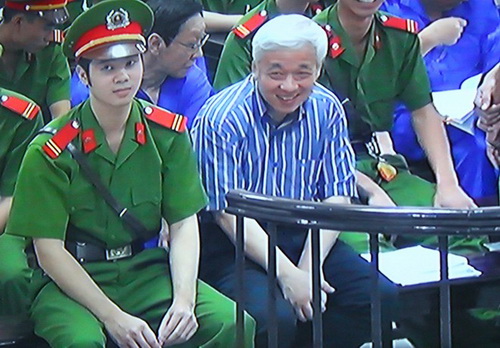 Nụ cười của bầu Kiên tại tòa