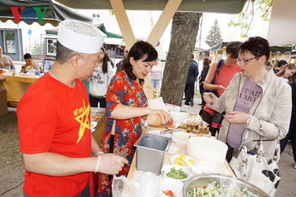 Quảng bá văn hóa Việt Nam tại thành phố biên giới Séc