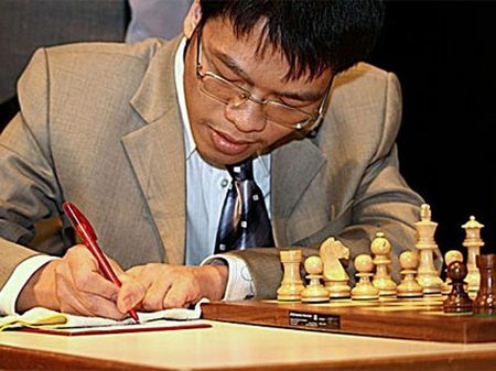 Đả bại kỳ thủ số 1 nước Nga, Quang Liêm lập chiến công phi thường